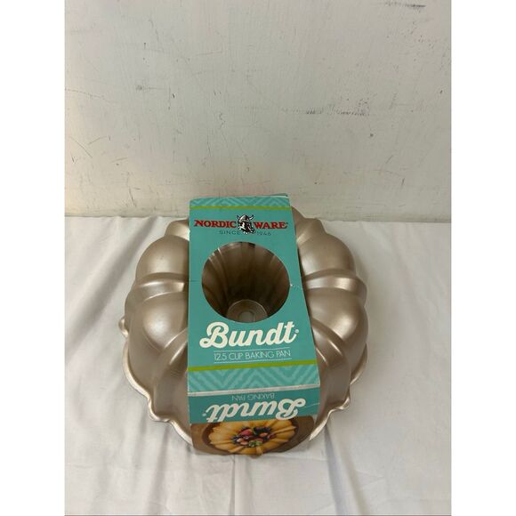Nordicware 12.5 cup Bundt cake pan USA Pure Aluminum Coated Non-stick new - Picture 2 of 7